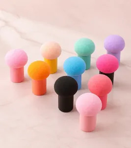 Detailoverzicht van paddenstoelvormige make-up sponsjes in diverse felle kleuren