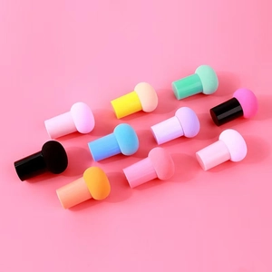 Lot de 10 éponges à maquillage tête de champignon colorées avec poignées sur fond rose
