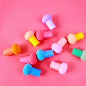 Spugne per trucco a fungo colorate con manici in tonalità macaron su sfondo rosa