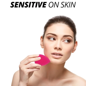 Éponge maquillage rose rouge pour peau sensible tenue par un modèle pour application visage