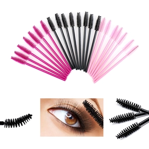 Détails macro de brosses à cils jetables multicolores pour sourcils et extensions