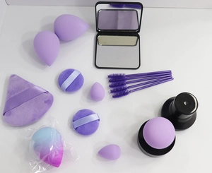 Détails de l'ensemble d'éponges à maquillage violettes, applicateurs, brosses et miroir
