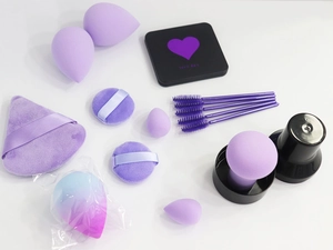 Vue détaillée d'un ensemble d'éponges à maquillage mauves avec brosses et boîte