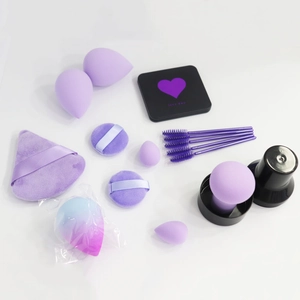 Vue macro du kit de 16 éponges de maquillage violettes avec brosses et étui coeur
