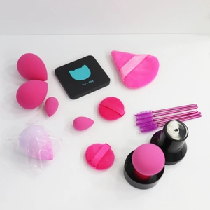 Ensemble complet d'outils de maquillage avec éponges colorées, houppettes et pinceaux