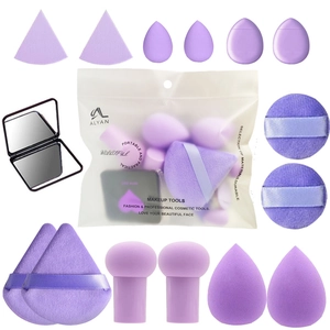 Kit de maquillage lavande avec éponges, houppettes et miroir dans une pochette portable