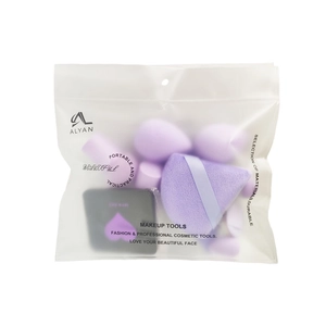 Détail de l'ensemble d'éponges de maquillage mauves et étui cœur en pochette