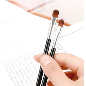 Set mit zwei professionellen Concealer- und Lidschattenpinseln mit schwarzen Griffen und Synthetik
