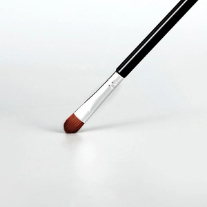 Pro Concealer-Make-up-Pinsel mit weichen rotbraunen Synthetikborsten und schwarzem Griff