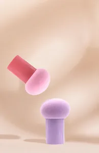 Macro-detail van roze en paarse paddenstoel make-up sponsjes met handgreep voor blending