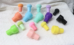 Détail d'éponges à maquillage champignons colorées avec manches et étuis de protection