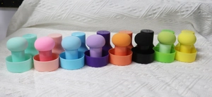 Vue détaillée de 8 éponges de maquillage tête de champignon avec supports sur tissu