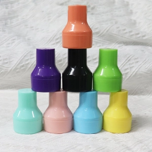 Détail des couvercles pour éponge à maquillage en huit couleurs plastifiées
