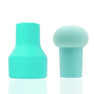 Vue détaillée du pinceau éponge champignon vert menthe avec son capuchon de rangement dédié