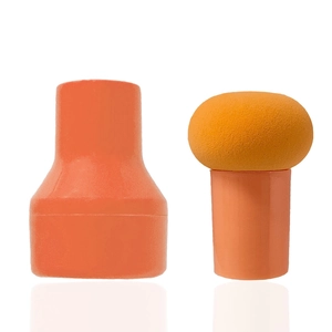 Détail du pinceau éponge champignon orange montrant la texture et son étui protecteur