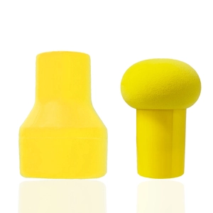 Vue détaillée du lot d'éponges maquillage champignons jaunes avec manche pratique
