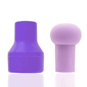 Détail de l'éponge à maquillage champignon violette avec son étui de protection
