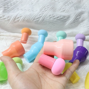 Éponges de maquillage champignons colorées avec manches aux tons macaron pour le teint