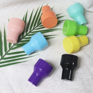 Lot d'éponges de maquillage tête de champignon colorées sur un fond en tissu blanc