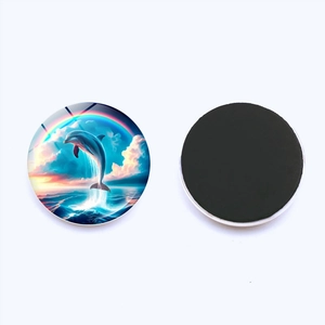 Dettaglio magnete da frigo a forma di delfino in vetro cristallo 25mm con retro magnetico nero