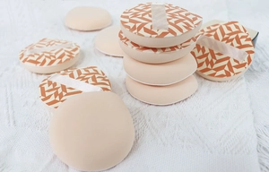 Detaillierte Textur von Rubycell-Make-up-Quasten mit orangen geometrischen Mustern