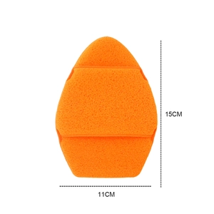 Détail de l'éponge de nettoyage orange 15x11cm avec texture poreuse pour bain et visage