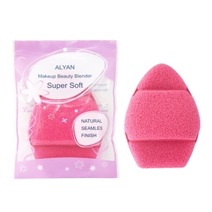 Détail de l'éponge exfoliante rose avec sangle de doigt et emballage transparent