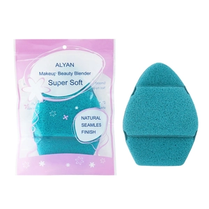 Vue détaillée de l'éponge à maquillage bleu sarcelle et de sa texture poreuse