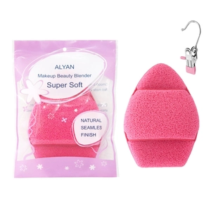 Détail de l'éponge à maquillage rose avec sachet zippé de marque et pince de séchage