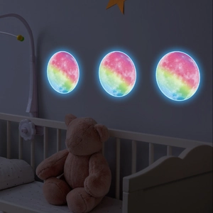 Stickers muraux planètes arc-en-ciel lumineux dans une chambre d enfant sombre