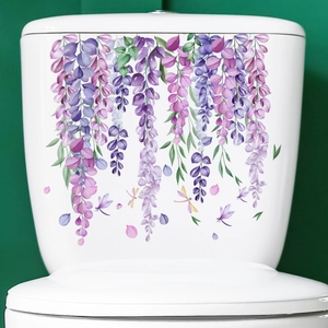 Détail de stickers glycines violettes avec libellules sur un réservoir de WC blanc