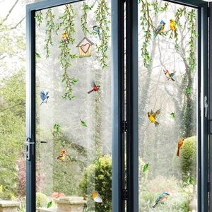 Bunte Vögel und Ranken statische Fensteraufkleber auf Glastür vor Gartenhintergrund