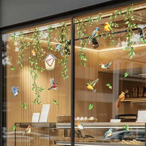 Details der Fensteraufkleber mit Vögeln und Ranken auf Glas in einer gemütlichen Café-Szene