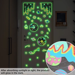 Stickers muraux espace phosphorescents avec planètes et fusées sur une porte