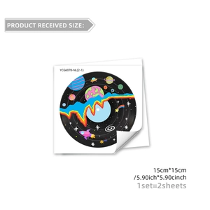 Détail de deux autocollants muraux lumineux de 15 cm avec motifs de planètes et de fusées