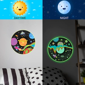 Stickers muraux espace phosphorescents montrant l'effet jour et nuit dans une chambre