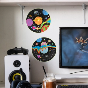 Stickers muraux disques vinyles espace avec planètes et fusées décorant une chambre d'enfant