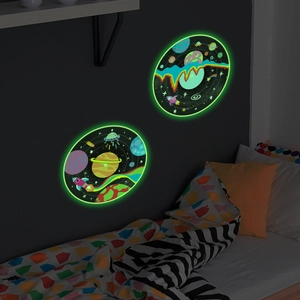 Détail d'autocollants muraux vinyle phosphorescents avec motifs espace et fusée