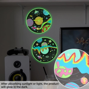 Stickers muraux en vinyle avec des motifs de l'espace brillant dans le noir