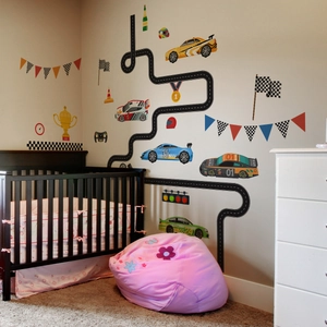 Stickers muraux circuit de course pour chambre d'enfant avec voitures et trophées