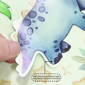 Détail d'autocollant mural dinosaure phosphorescent montrant la texture et le matériau