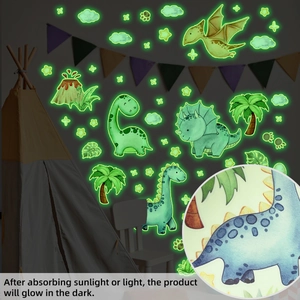 Stickers muraux de dinosaures fluorescents décorant une chambre d'enfant dans le noir