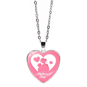 Detalle del collar de corazón con silueta rosa de madre e hijo y texto del día de la madre
