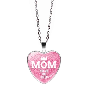 Detalle del colgante de corazón plateado con grabado Mom You Are The Queen en rosa