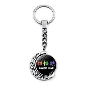 Detail eines hohlen Mond-Regenbogen-Schlüsselanhängers mit Love Is Love-Aufdruck