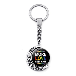 Nahaufnahme eines rotierenden Schlüsselanhängers mit More Love Less Hate Regenbogen-Anhänger