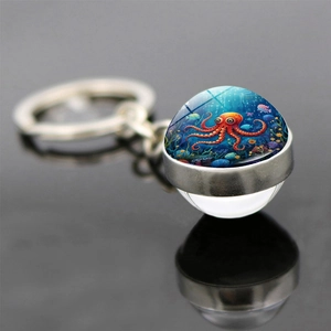 Détail macro du pendentif océan en verre de haute qualité avec design de poulpe orange