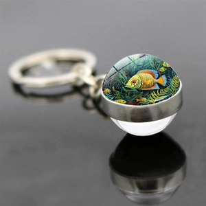 Porte-clés sur le thème marin avec dauphin et poisson tropical en boule de cristal