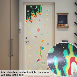 Détail des stickers muraux galaxie fluorescents appliqués sur une porte de chambre d'enfant