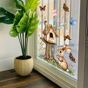 Stickers de Pâques lapin et cabane sur vitre dans un intérieur de maison chaleureux